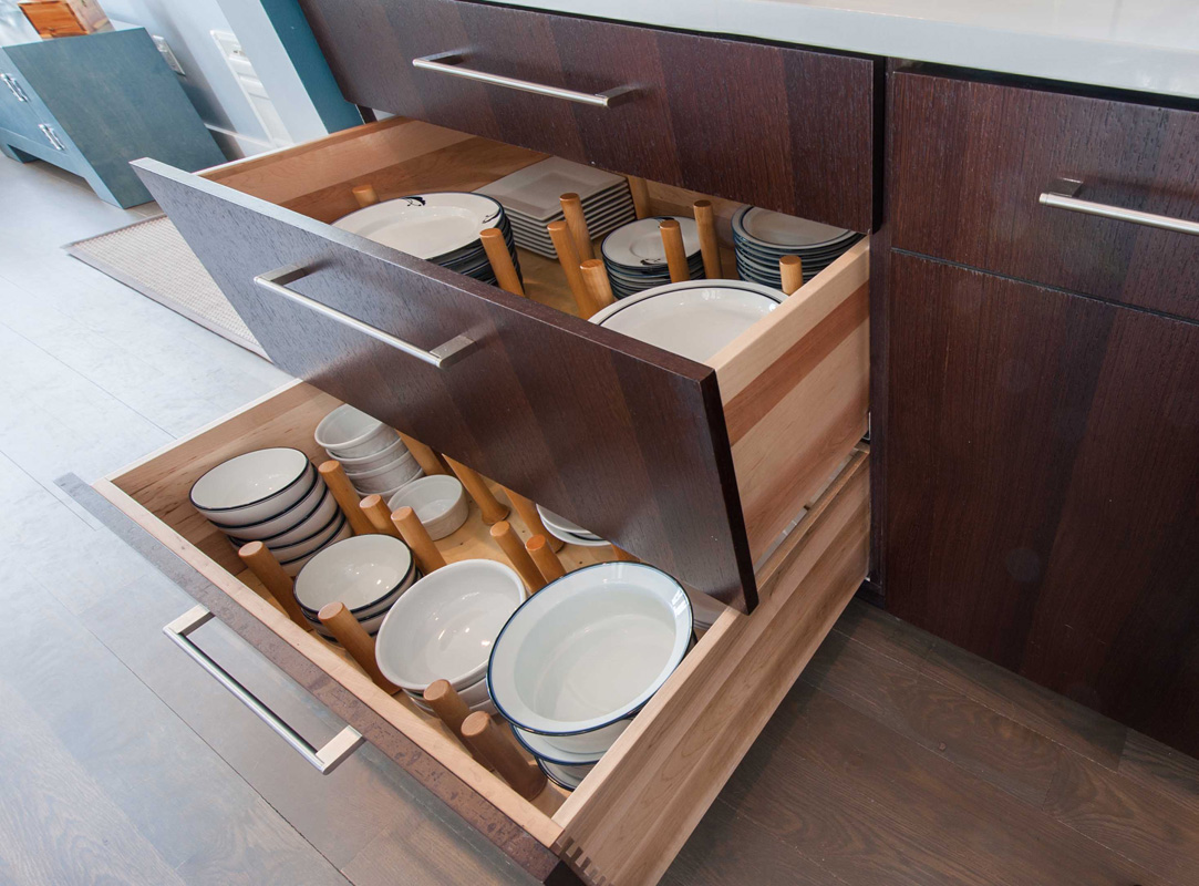 Moveable spindles allow for flexible drawer organization
